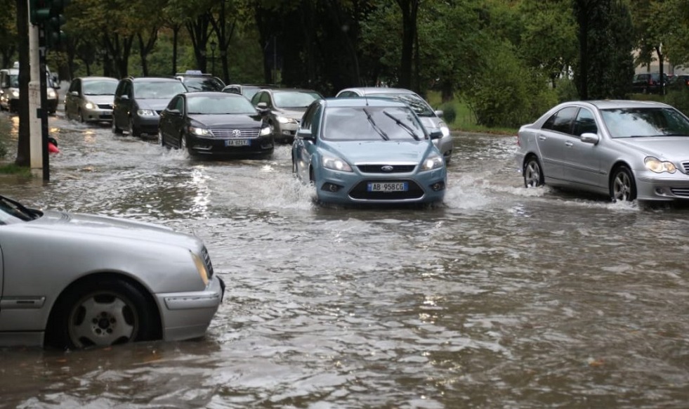 Rrebeshe shiu ne Tirane, Veliaj apel: Evitoni levizjet e panevojshme